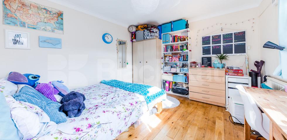 Four double bedrooms large lounge modern kitchen - mins to tube & shops. Williamson Street, Holloway